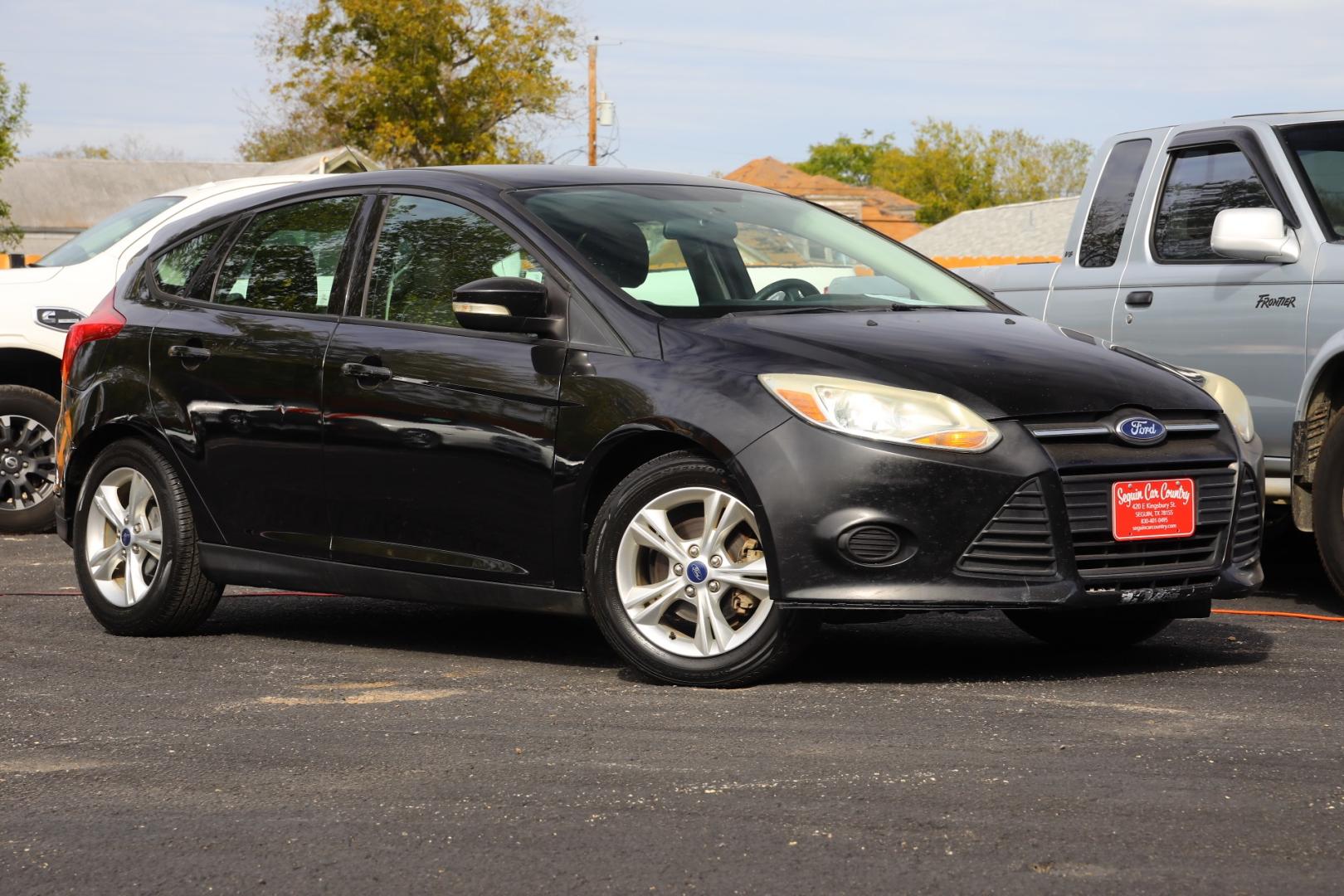 2014 BLACK FORD FOCUS SE Hatch (1FADP3K23EL) with an 2.0L L4 DOHC 16V engine, 5-SPEED MANUAL OR 6-SPEED AUTOMATIC transmission, located at 420 E. Kingsbury St., Seguin, TX, 78155, (830) 401-0495, 29.581060, -97.961647 - Photo#0